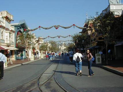 Main Street<br>Location: <a href="https://www.google.com/maps/search/?api=1&query=33.8106,-117.91899" target="_new">Disneyland</a>